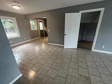 2812 Sw 48th St - Photo 3 of 11