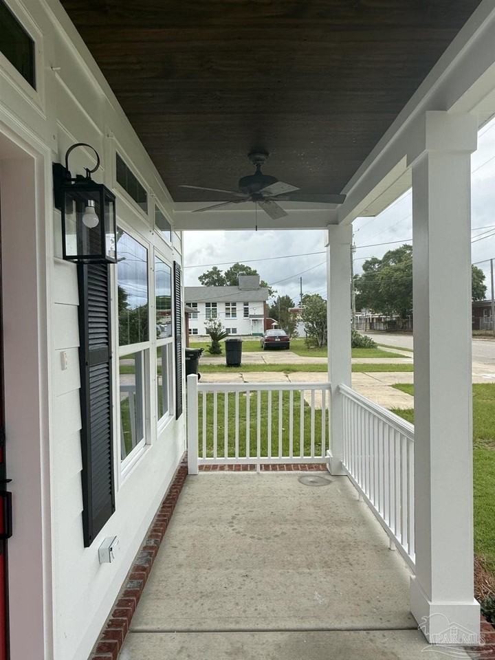 1901 N Davis Hwy - Photo 3 of 24