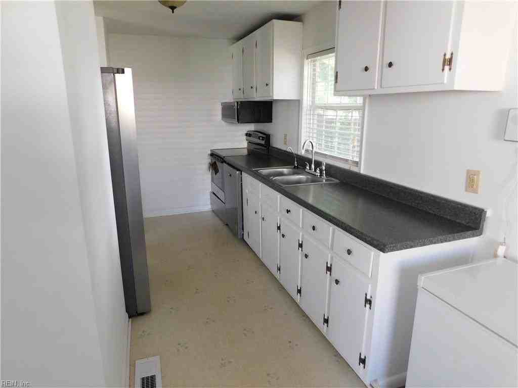1112 74th St - Photo 3 of 10