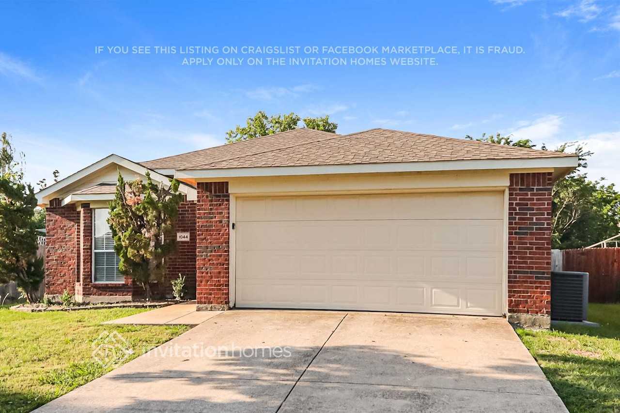 1044 Waterview Dr - Photo 3 of 17