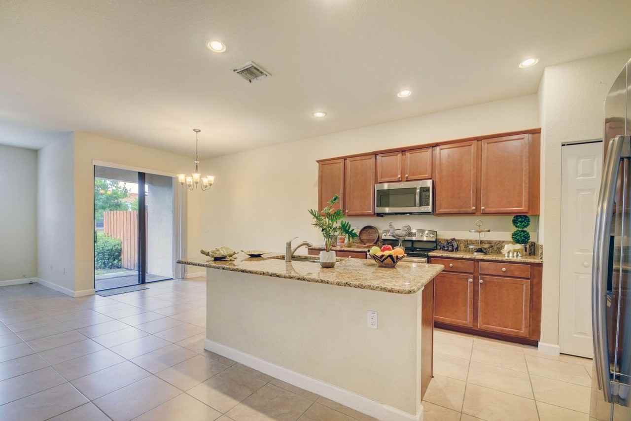 10385 Wellington Parc Dr - Photo 2 of 50