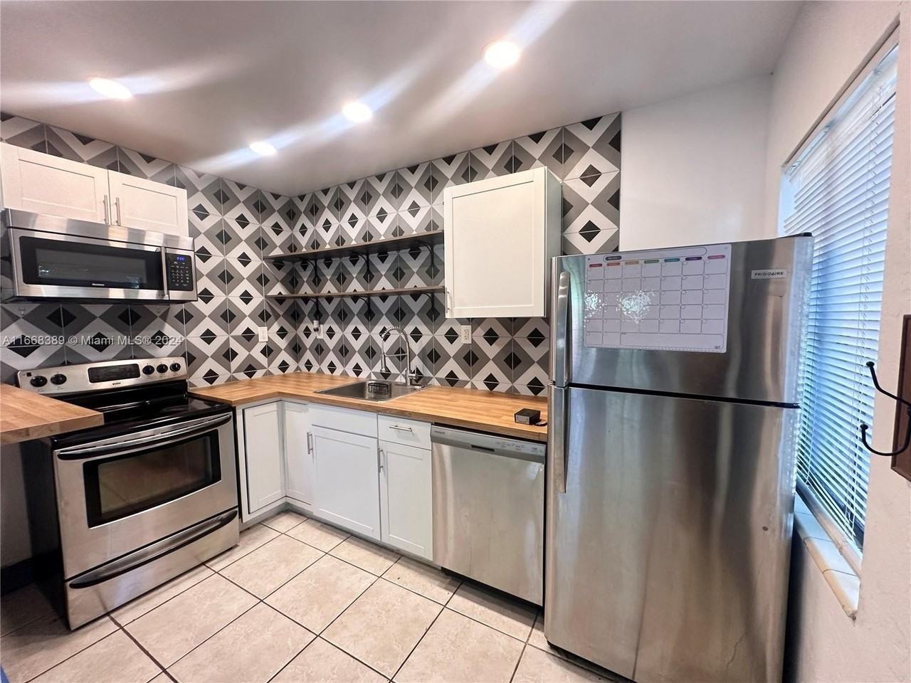 1418 Sw 27th St #1 - Photo 2 of 13