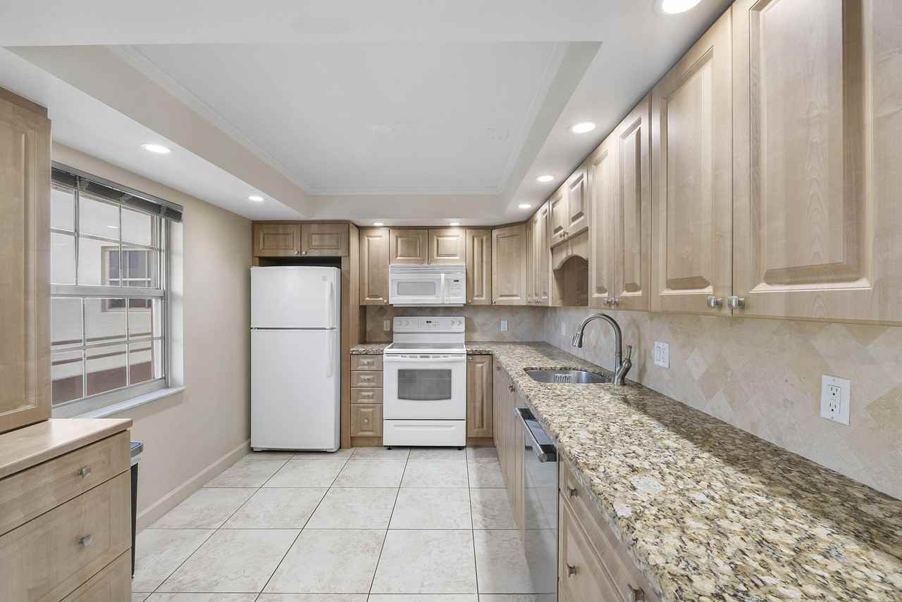 3900 Oaks Clubhouse Dr #411 - Photo 6 of 21