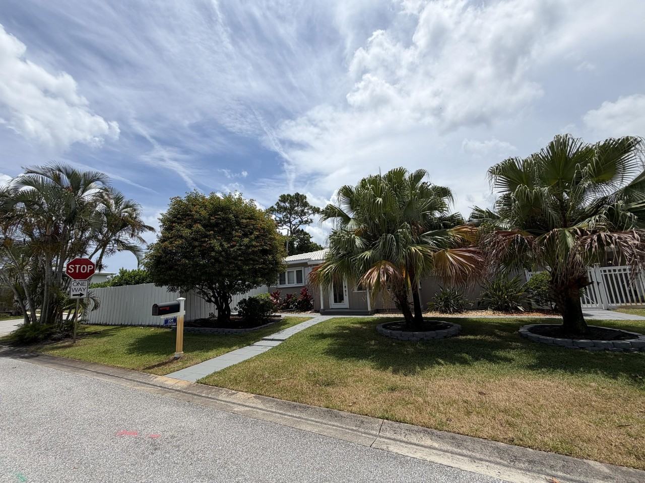 204 S Seacrest Cir - Photo 5 of 31