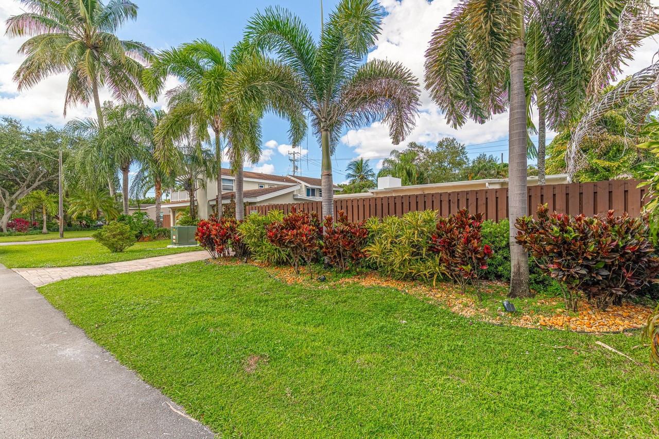 1717 Sw 12th Ct - Photo 2 of 32