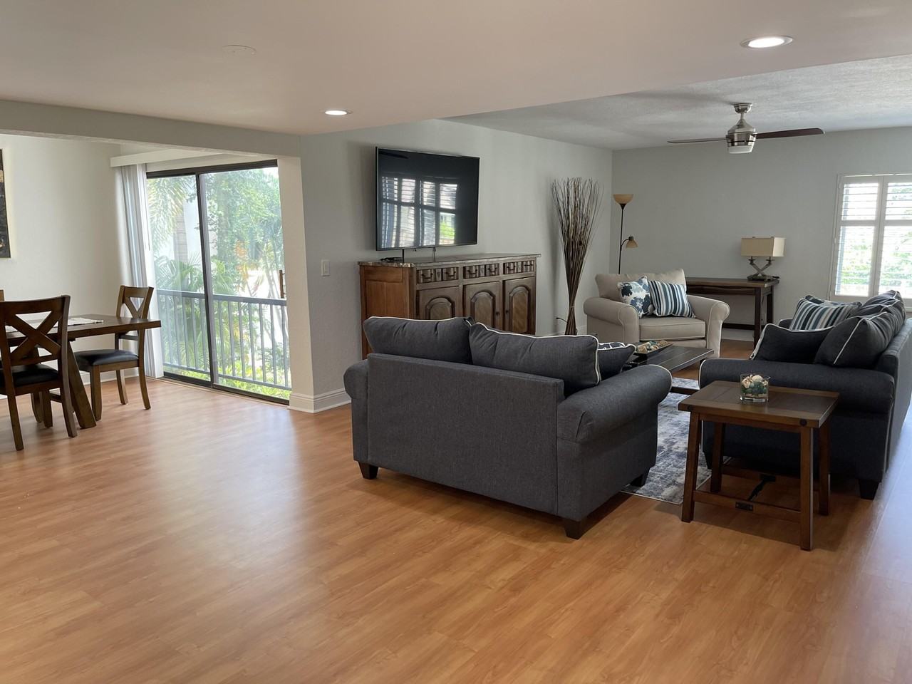 1660 Twelve Oaks Way #203 - Photo 5 of 24