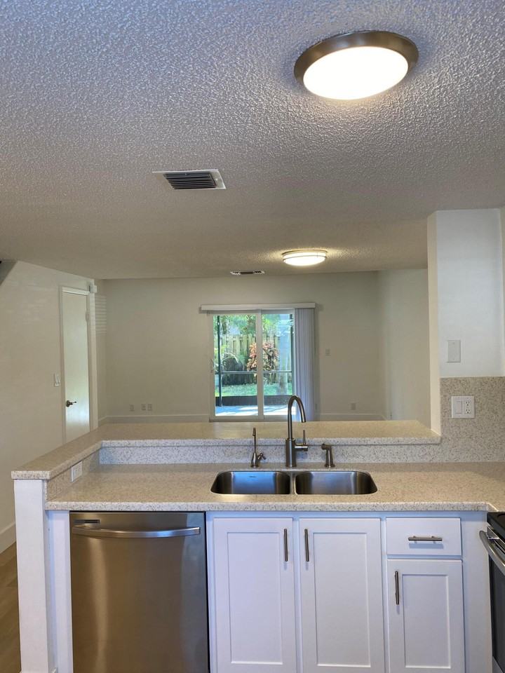 2879 Ne 15th St - Photo 6 of 30