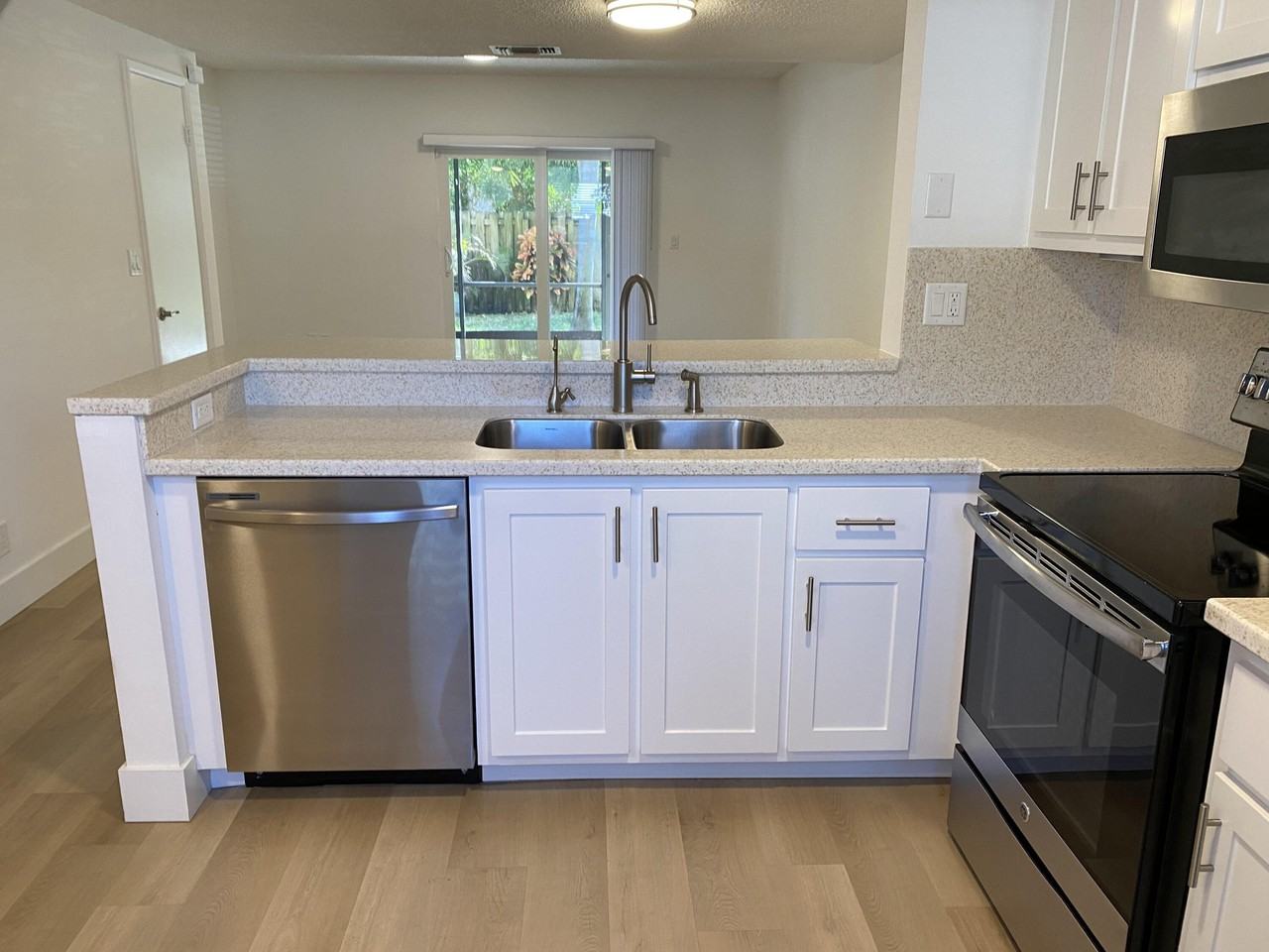 2879 Ne 15th St - Photo 7 of 30