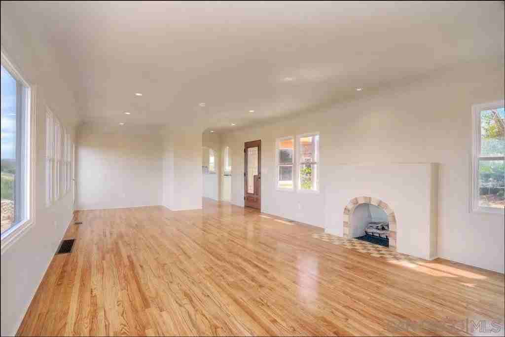 4388 Middlesex Dr - Photo 4 of 19