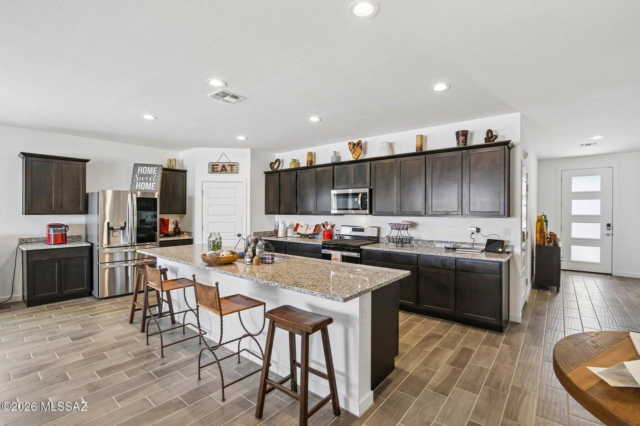 670 W Lexington St - Photo 4 of 34