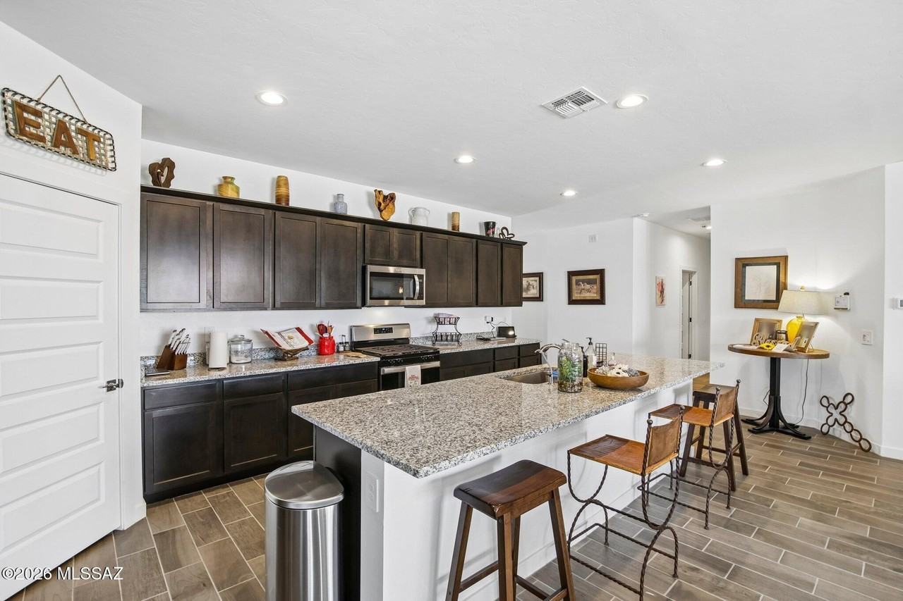 670 W Lexington St - Photo 5 of 34