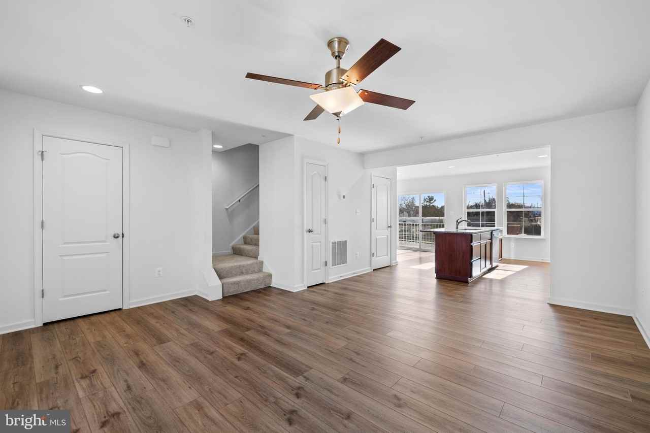 464 Peleton St - Photo 4 of 27