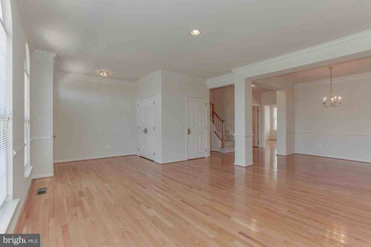 22616 Welborne Manor Sq - Photo 3 of 30
