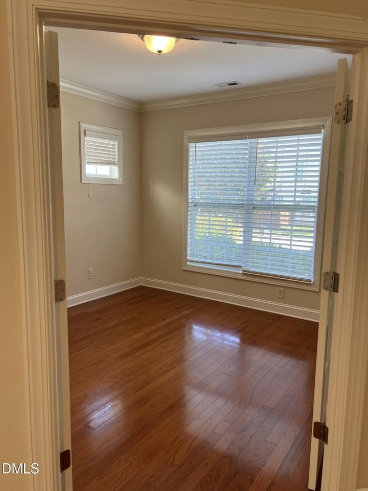 1018 Jewel Creek Dr - Photo 4 of 21