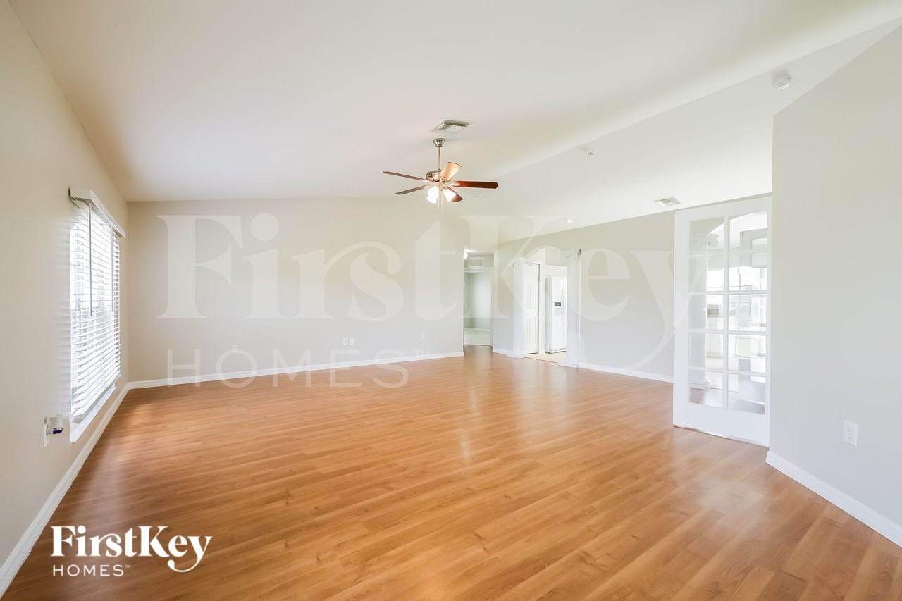 1004 Alabama Rd S - Photo 4 of 15