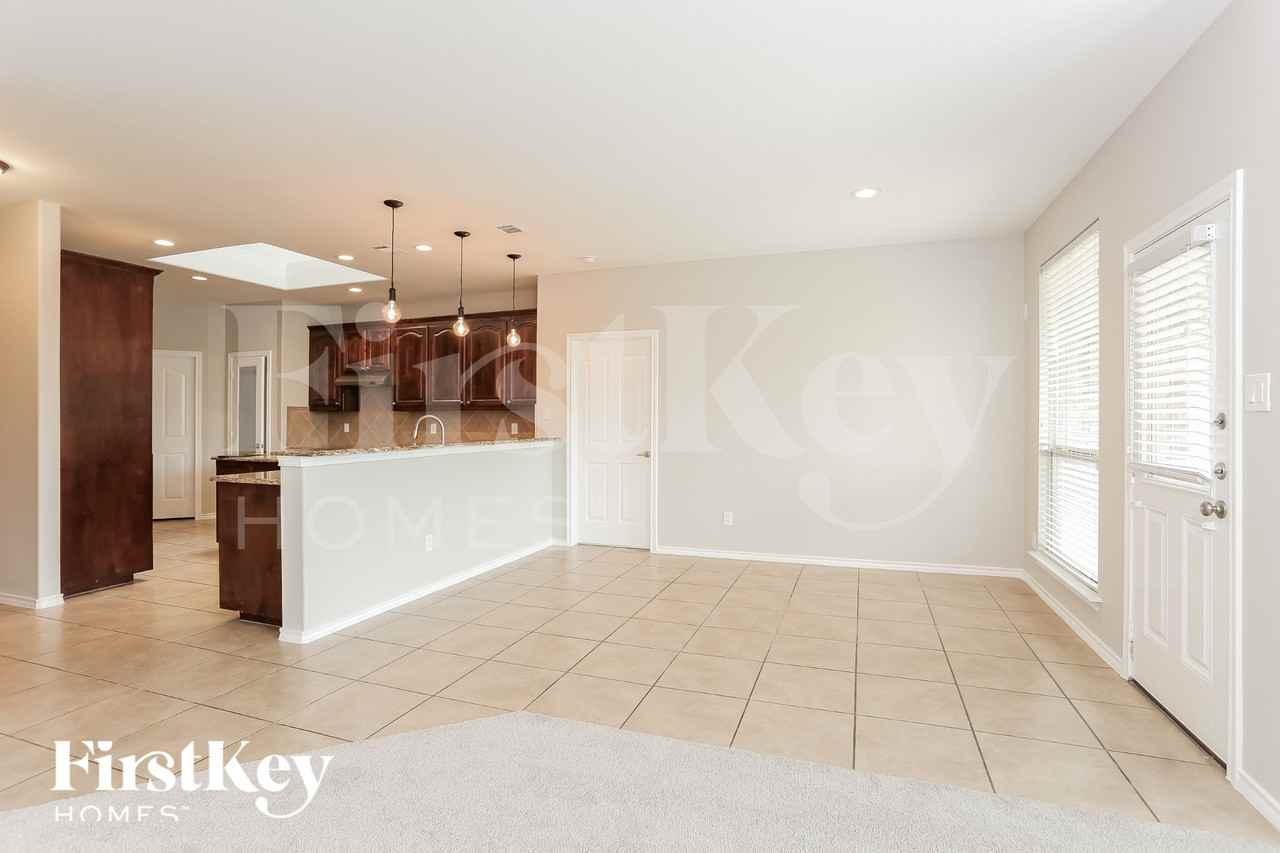 600 W Bend Blvd - Photo 4 of 15