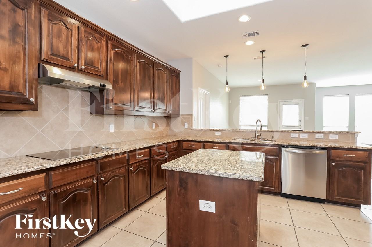 600 W Bend Blvd - Photo 5 of 15