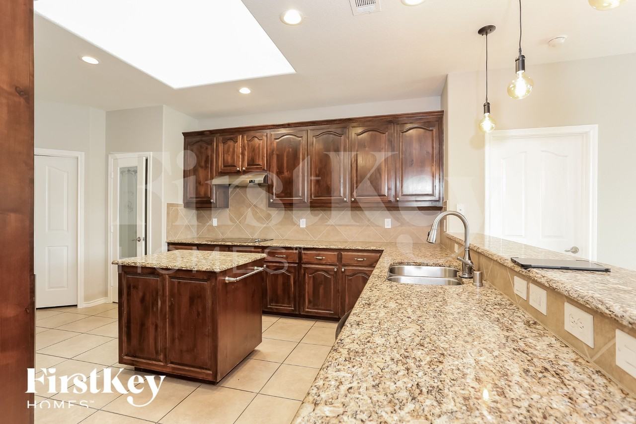600 W Bend Blvd - Photo 6 of 15