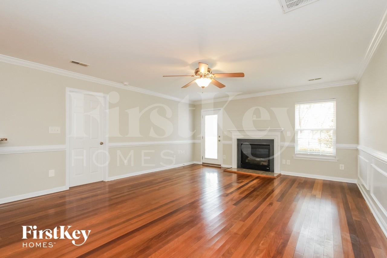 11319 Breezehill Ln - Photo 4 of 15