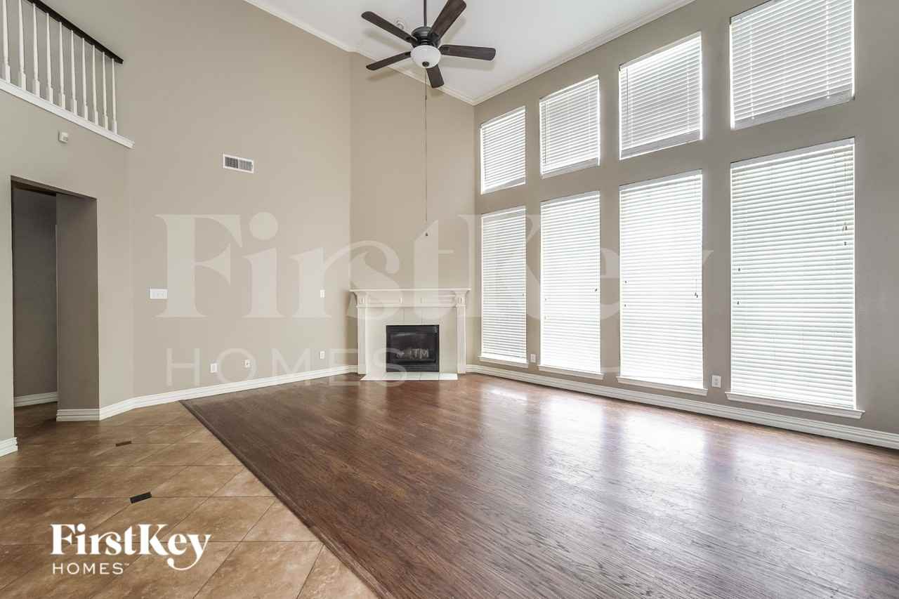 1321 Lyra Ln - Photo 2 of 16