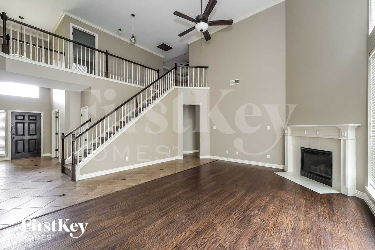 1321 Lyra Ln - Photo 3 of 16