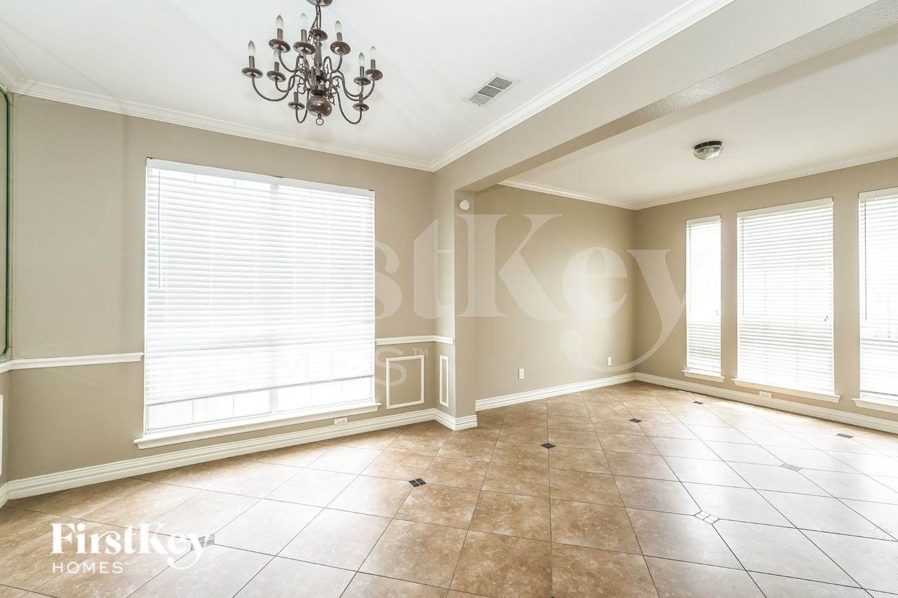 1321 Lyra Ln - Photo 4 of 16