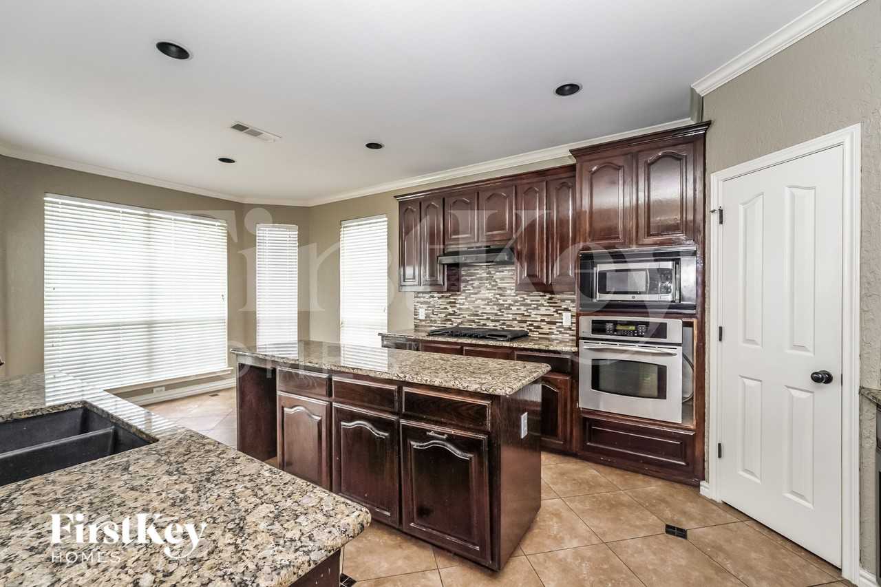 1321 Lyra Ln - Photo 5 of 16
