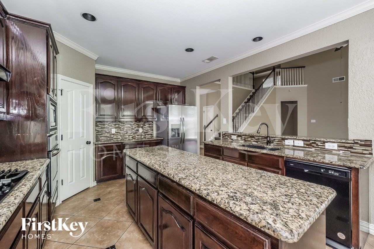 1321 Lyra Ln - Photo 6 of 16