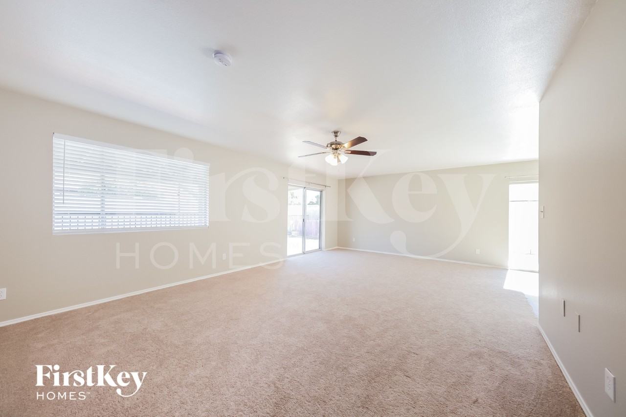 5240 W Hatcher Rd - Photo 3 of 15