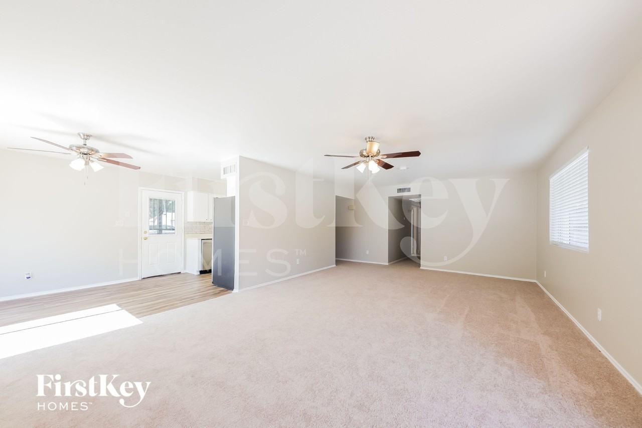 5240 W Hatcher Rd - Photo 4 of 15