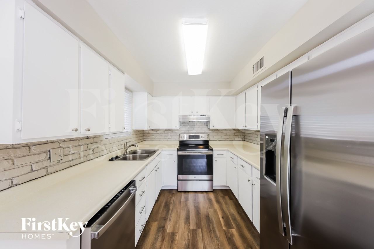 5240 W Hatcher Rd - Photo 6 of 15