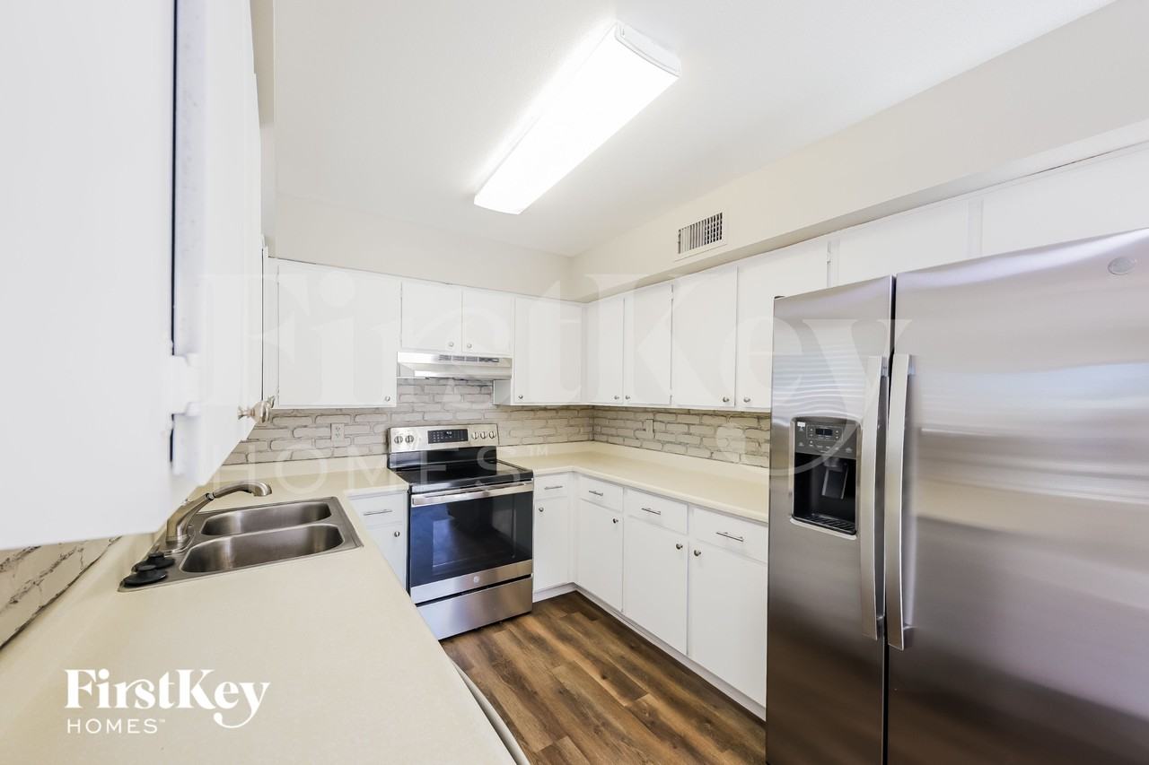 5240 W Hatcher Rd - Photo 7 of 15