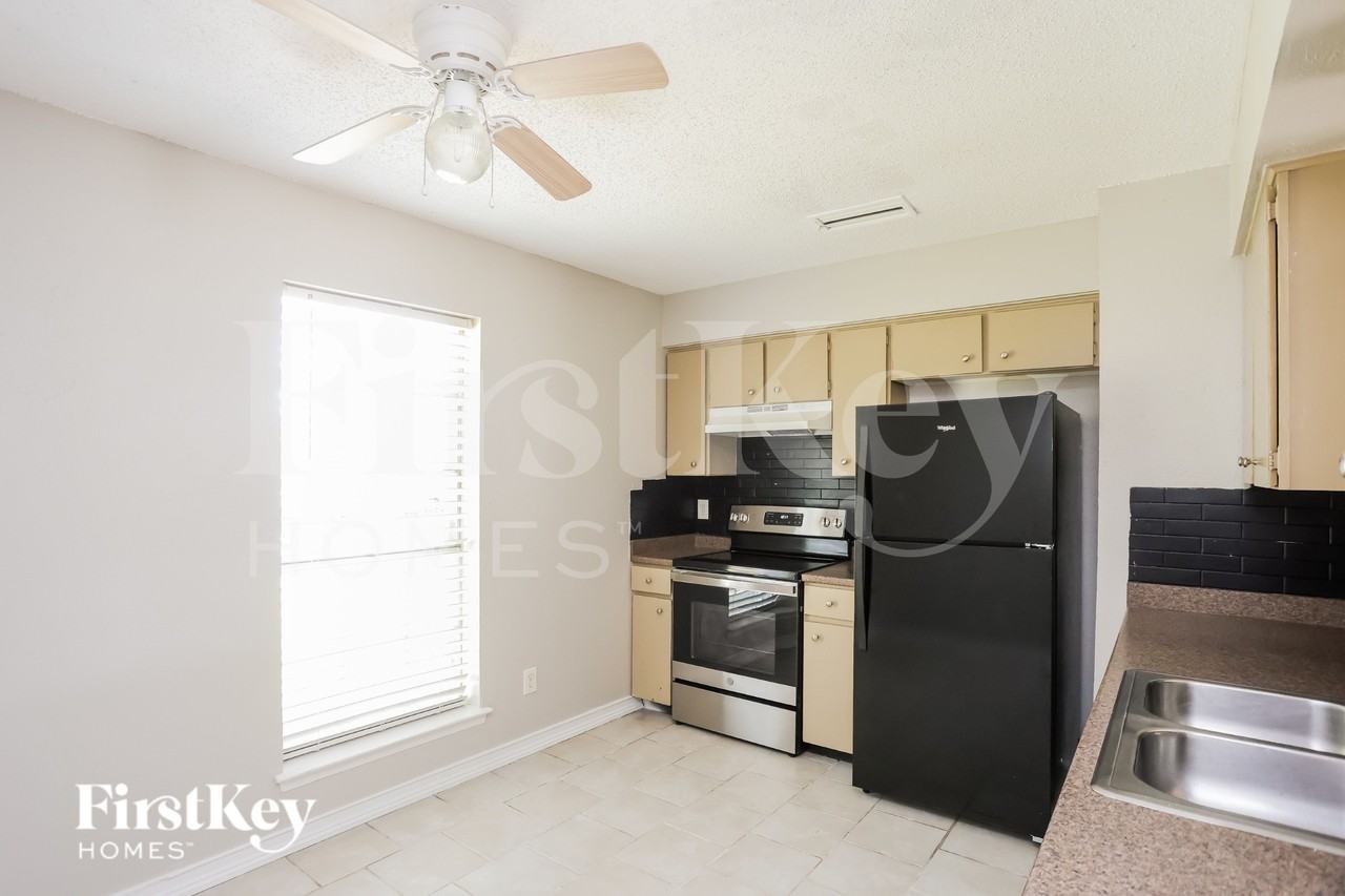 908 Wandering Way Dr - Photo 5 of 20