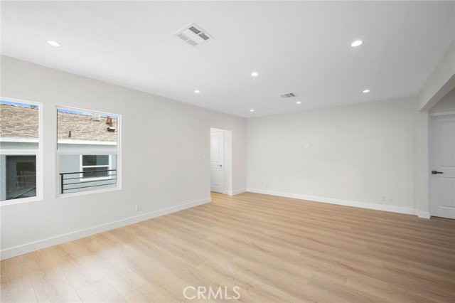 2519 Manhattan Ave - Photo 6 of 8