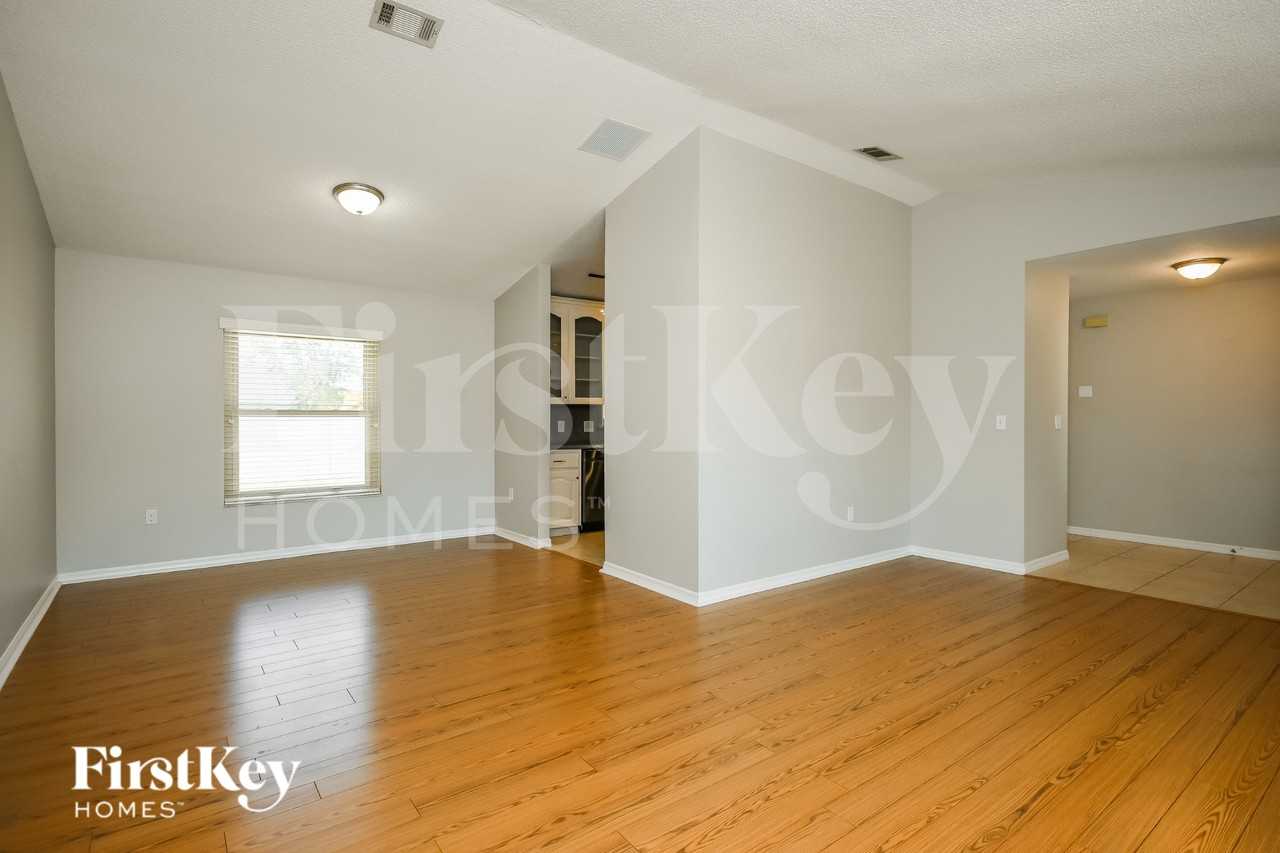 3326 Bottlebrush Ct - Photo 4 of 16