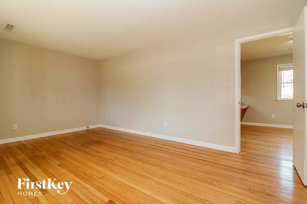 1448 Manor Blvd - Photo 3 of 15