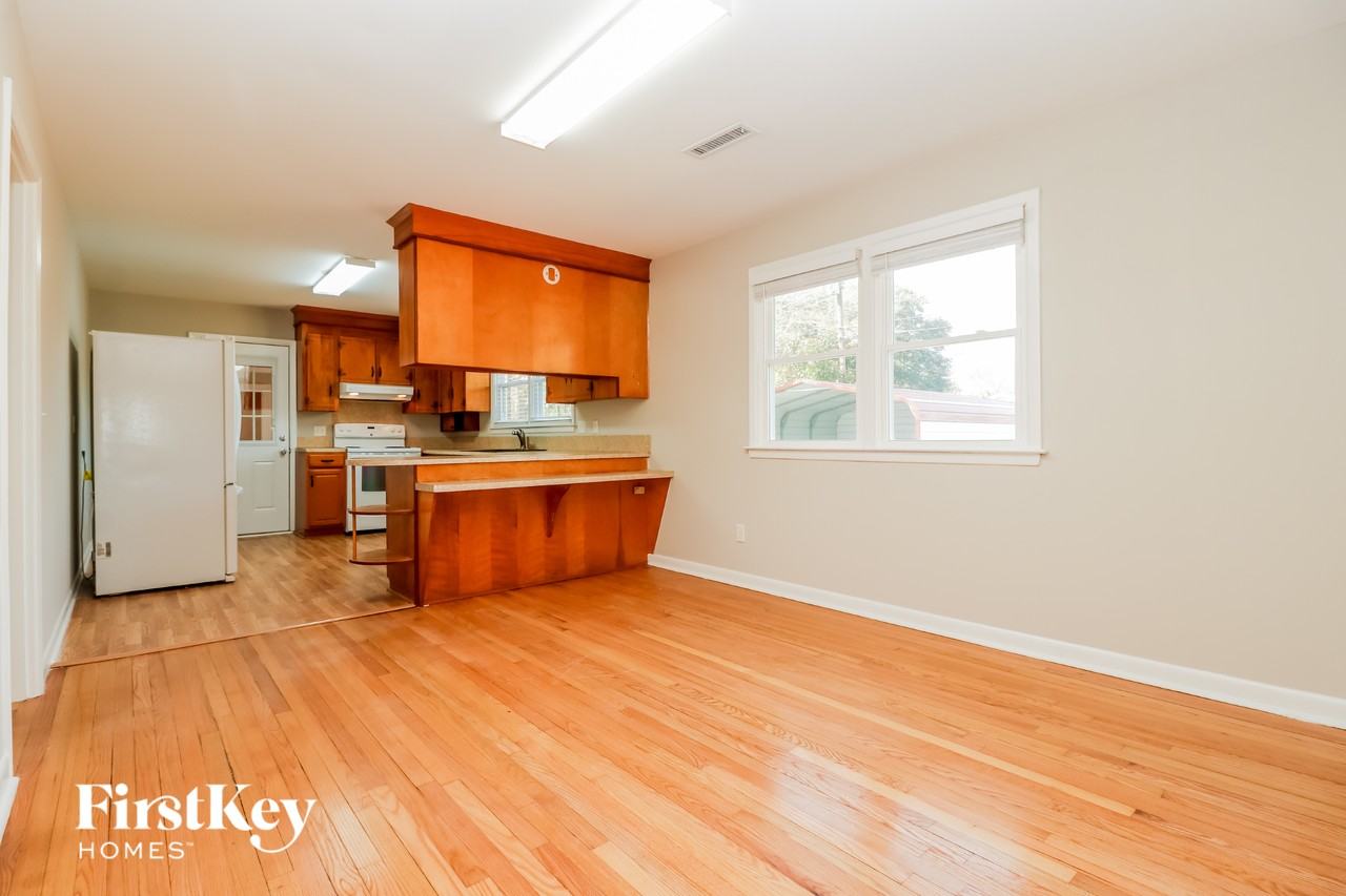 1448 Manor Blvd - Photo 4 of 15