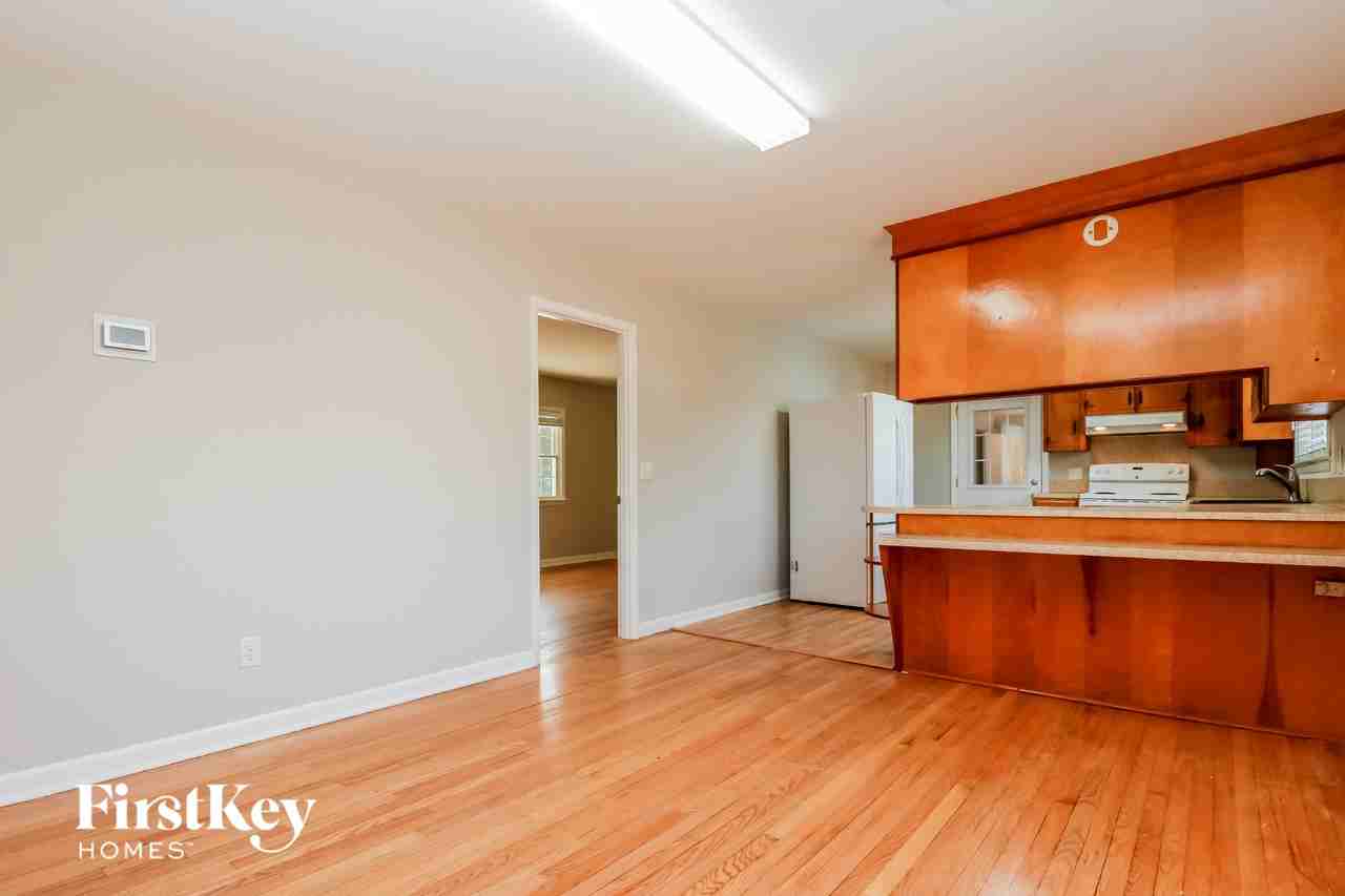 1448 Manor Blvd - Photo 5 of 15