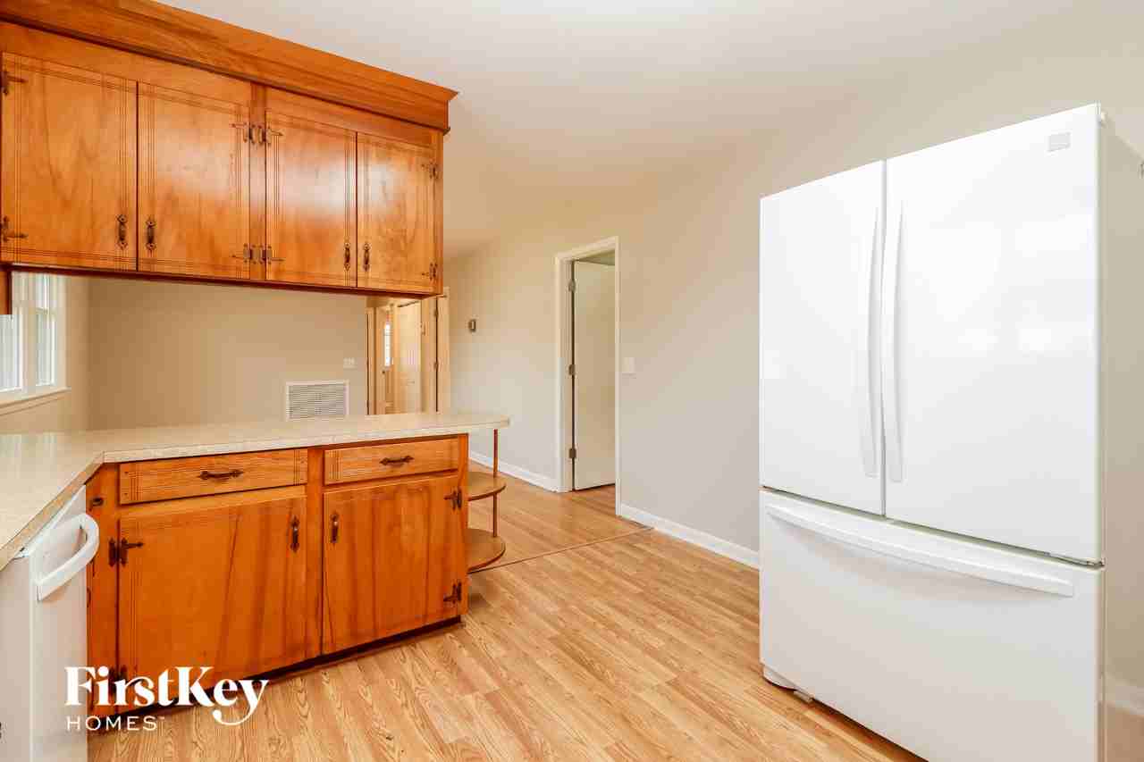 1448 Manor Blvd - Photo 6 of 15