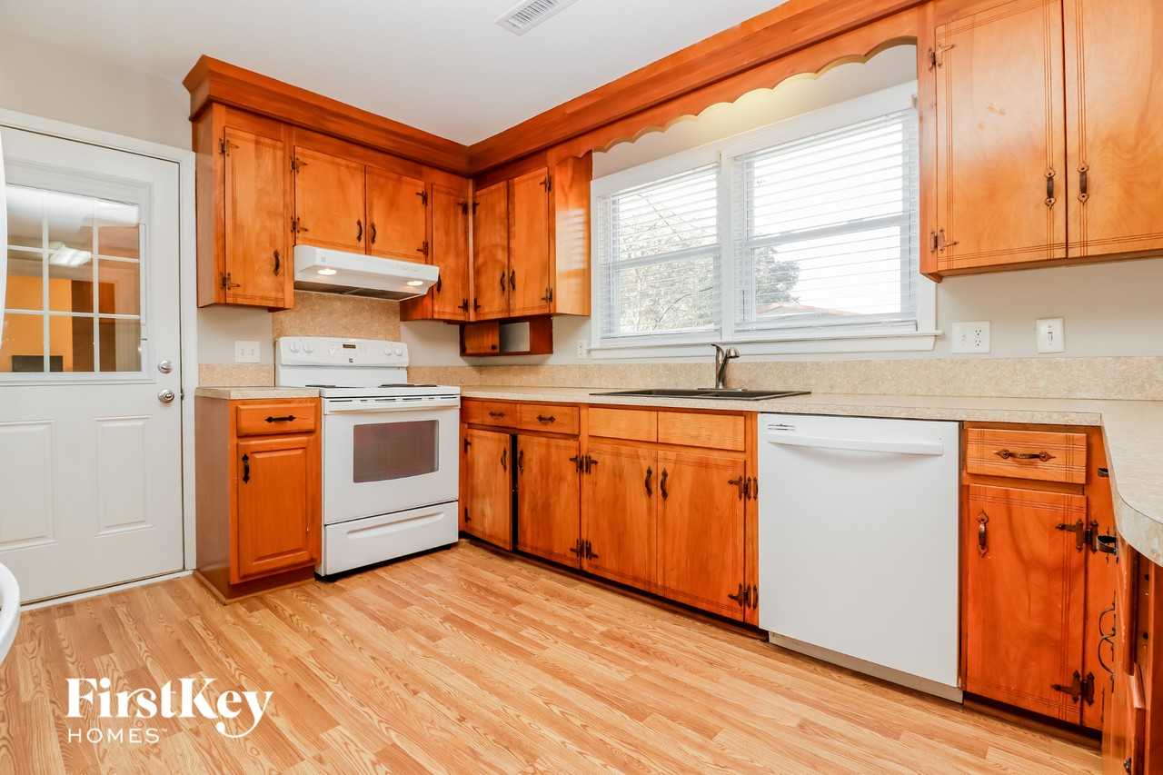 1448 Manor Blvd - Photo 7 of 15