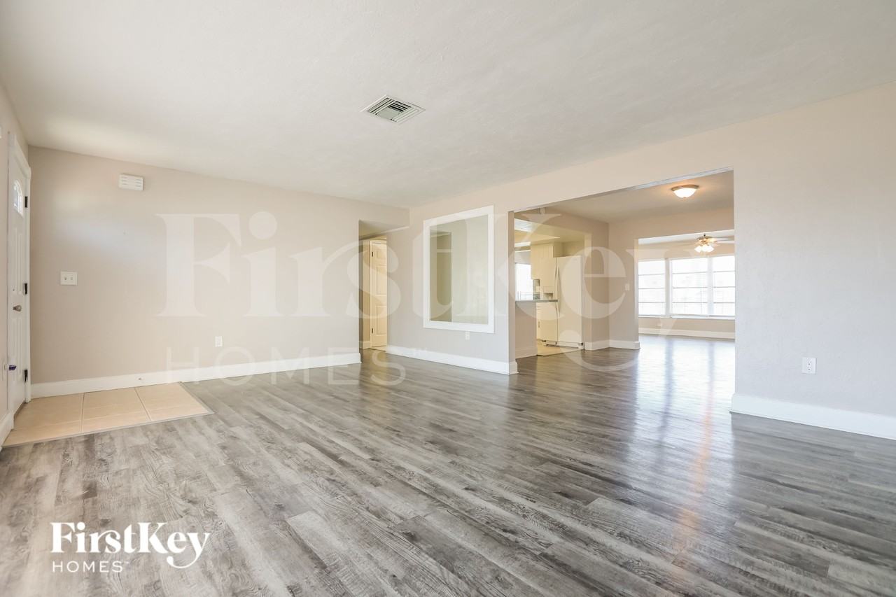 63 Rotonda Cir - Photo 2 of 19