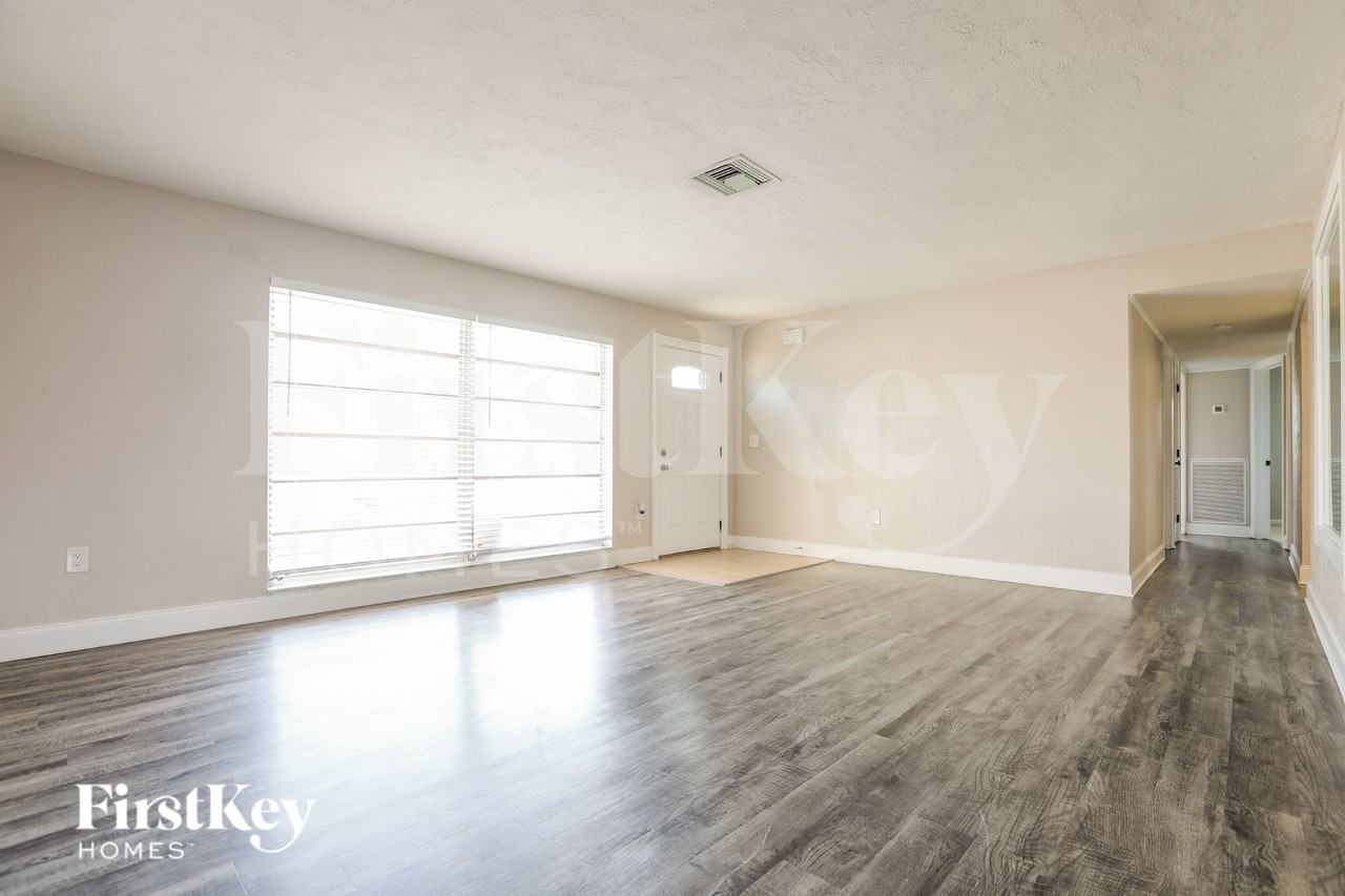 63 Rotonda Cir - Photo 3 of 19