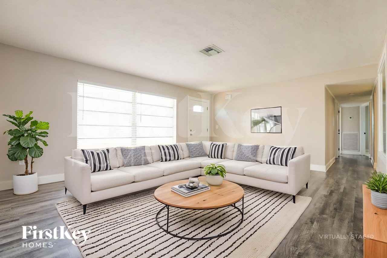 63 Rotonda Cir - Photo 4 of 19