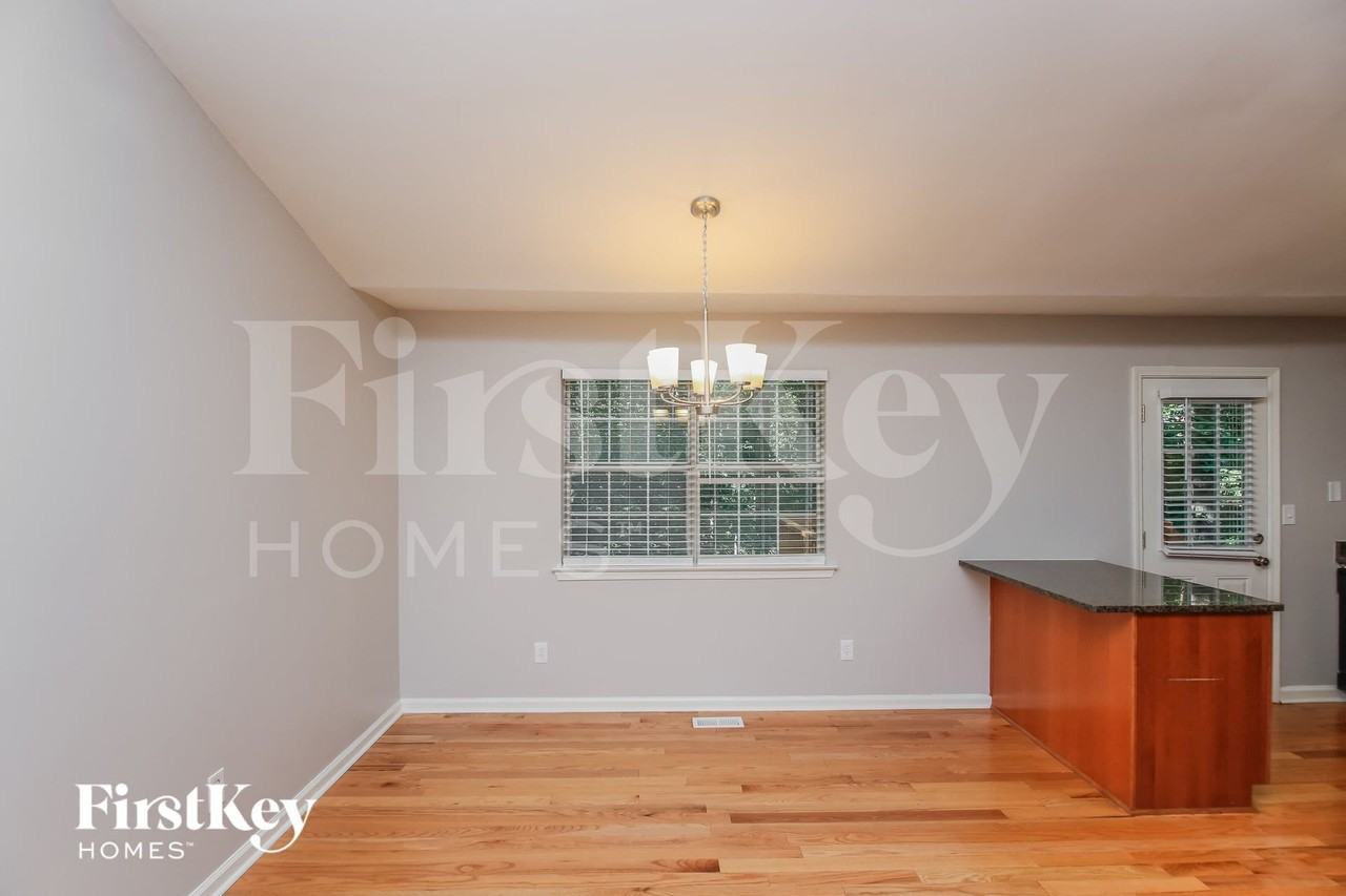 441 Bakers Bridge Cir - Photo 4 of 15