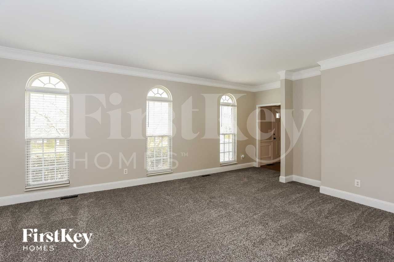 8601 Glade Ct - Photo 5 of 15
