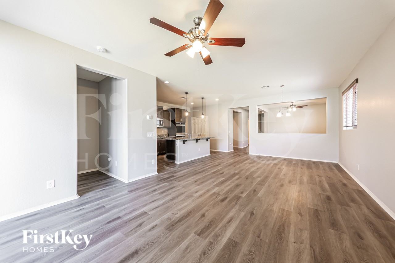 18068 W Tina Ln - Photo 3 of 19