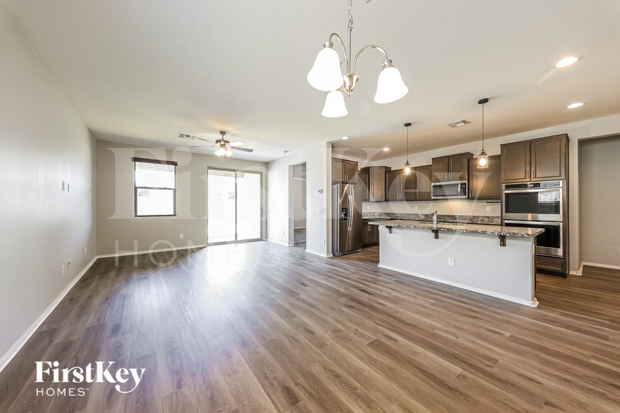 18068 W Tina Ln - Photo 5 of 19