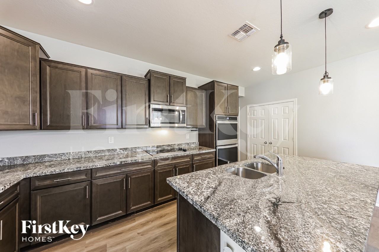 18068 W Tina Ln - Photo 6 of 19