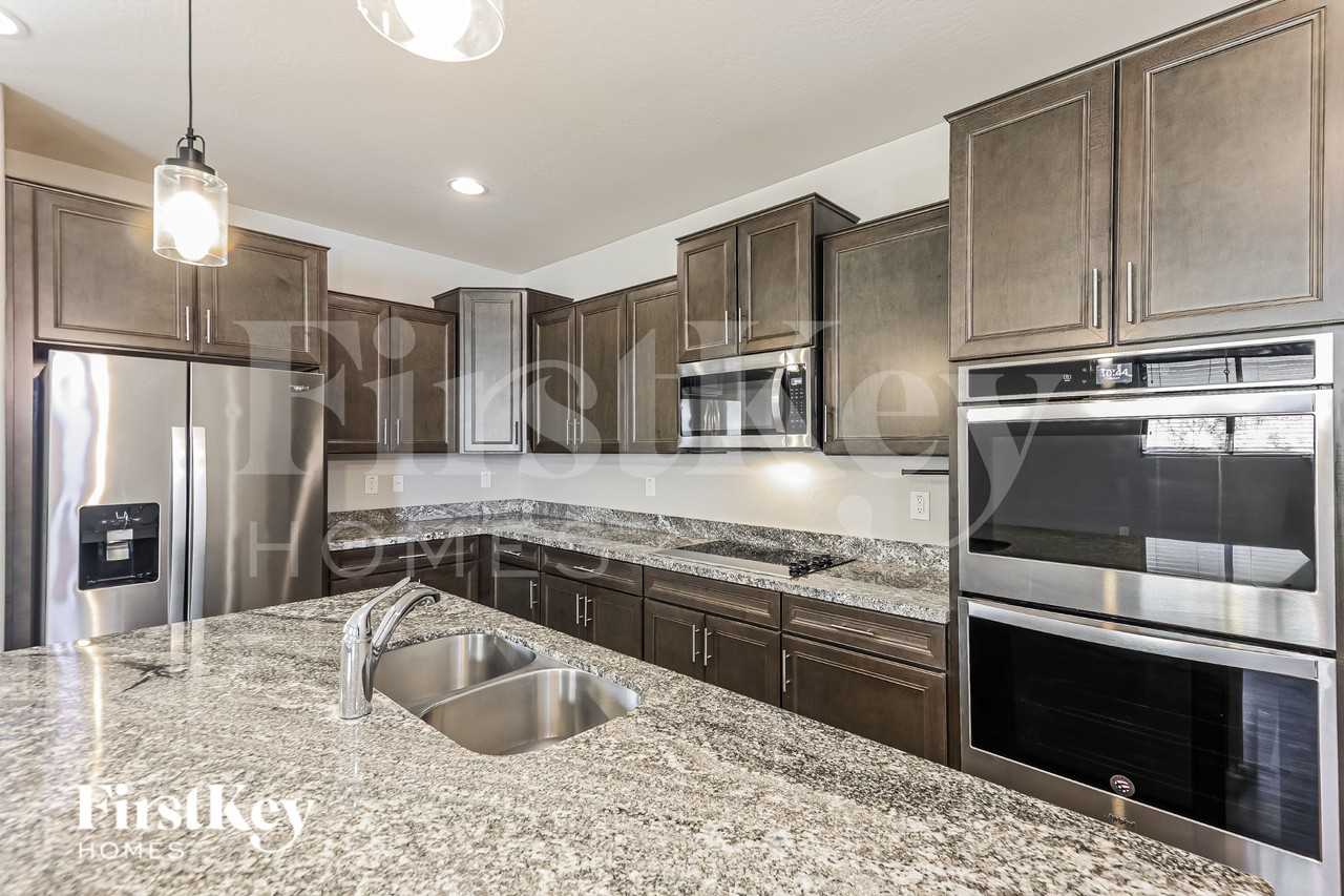 18068 W Tina Ln - Photo 7 of 19