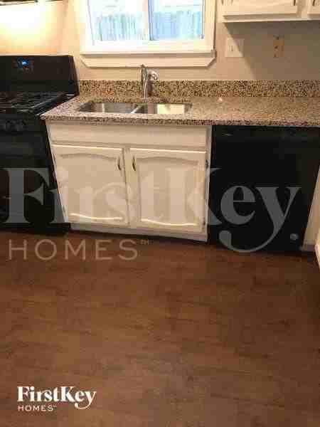 990 Chelsea Ln - Photo 4 of 10